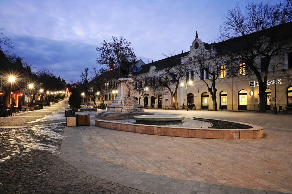 Szekszard Szallo Exterior foto
